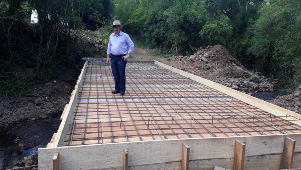 Foto: Miguel Monte (Prefeitura de Jaguari) - Prefeito Beto Turchiello viu in loco a obra de construção da ponte em Santo Antônio.