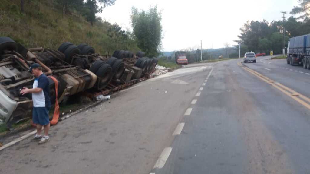 Caminhão tomba e derruba carga de arroz na BR-287