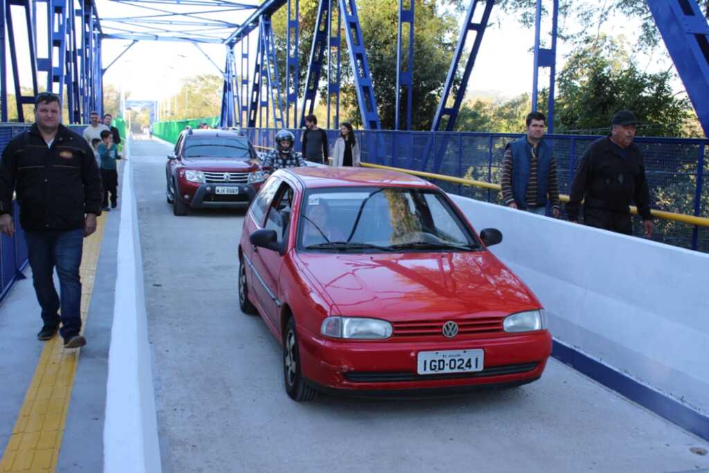 Ponte de Jaguari é liberada para pedestres e veículos