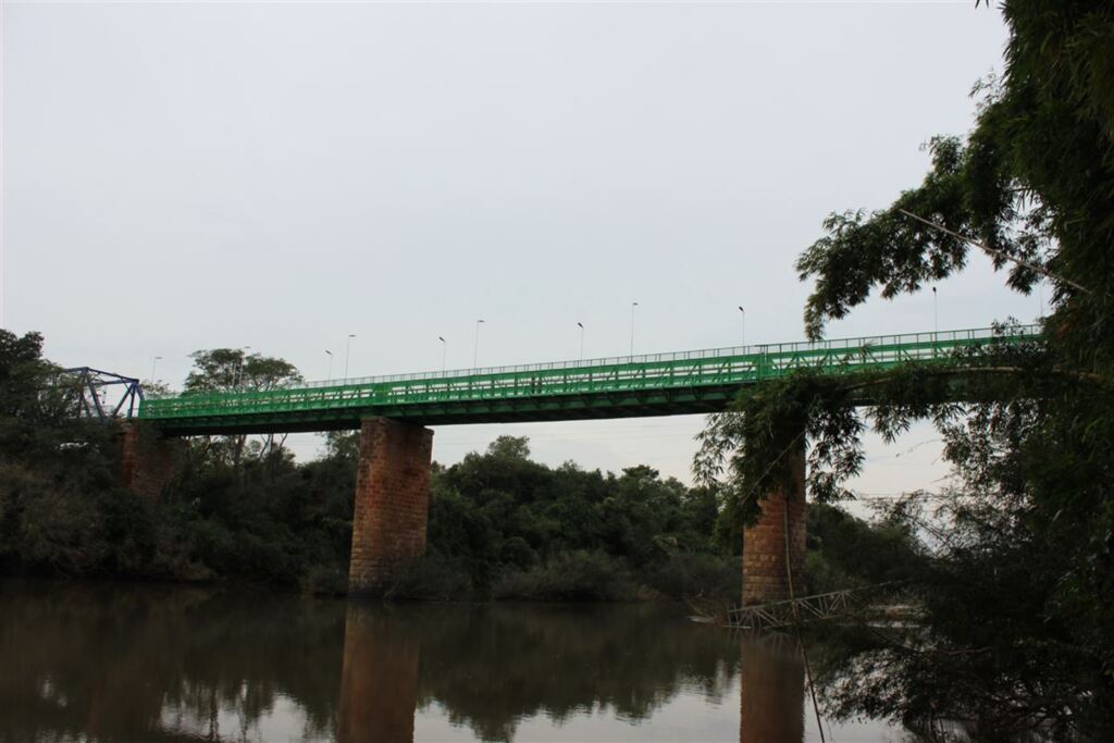Passagem de pedestres pela ponte de Jaguari deve ser liberada até quinta