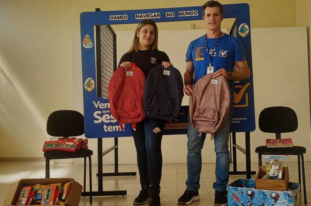 Parceiro do Novos Caminhos doa kits escolares a acolhidos em instituição de Lages