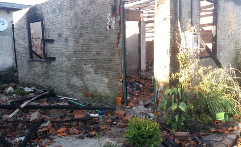 Família tem casa destruída pelo fogo em Faxinal do Soturno