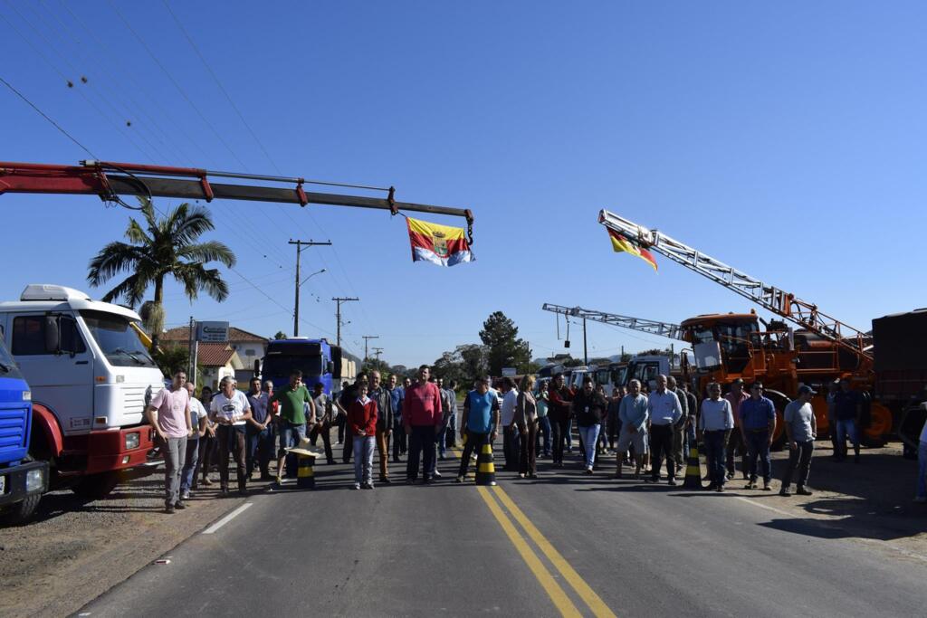 Foto: Prefeitura de Faxinal do Soturno - Caminhoneiros bloquearam a ERS-149 na manhã de hoje. Políticos se juntaram ao grupo
