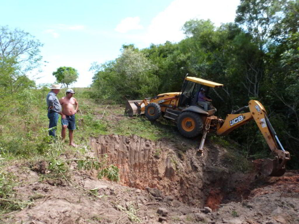 Foto: Arlei Silveira (Prefeitura de Dilermando de Aguiar) - trator da prefeitura abre açude em propriedade rural para garantir água a agricultores