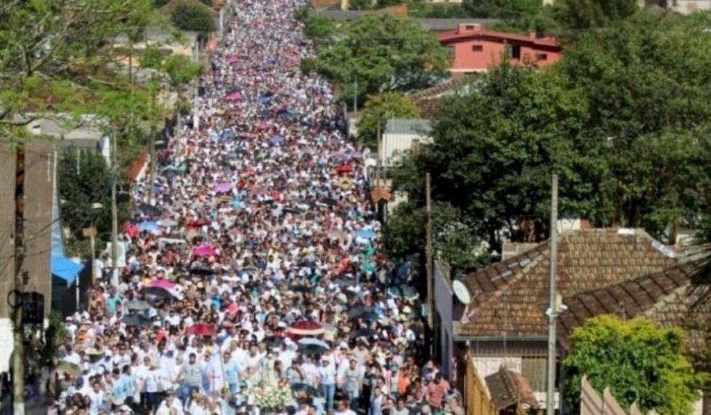 Romaria de Fátima reúne milhares de peregrinos em Cruz Alta