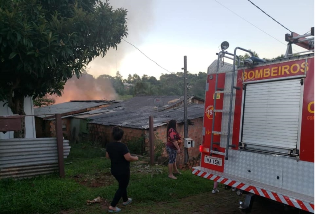 Família tem casa destruída pelo fogo em Cruz Alta