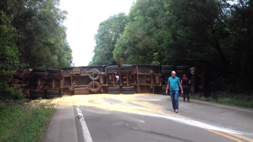 Caminhão carregado de milho tomba e deixa quatro feridos em rodovia de acesso a Cruz Alta