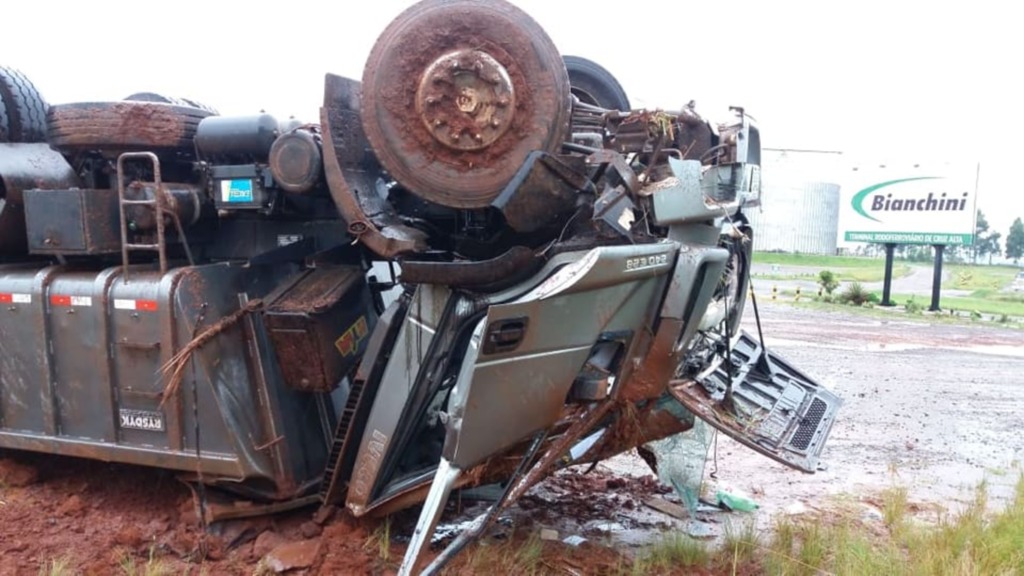 Caminhão capota na BR-158 em Cruz Alta