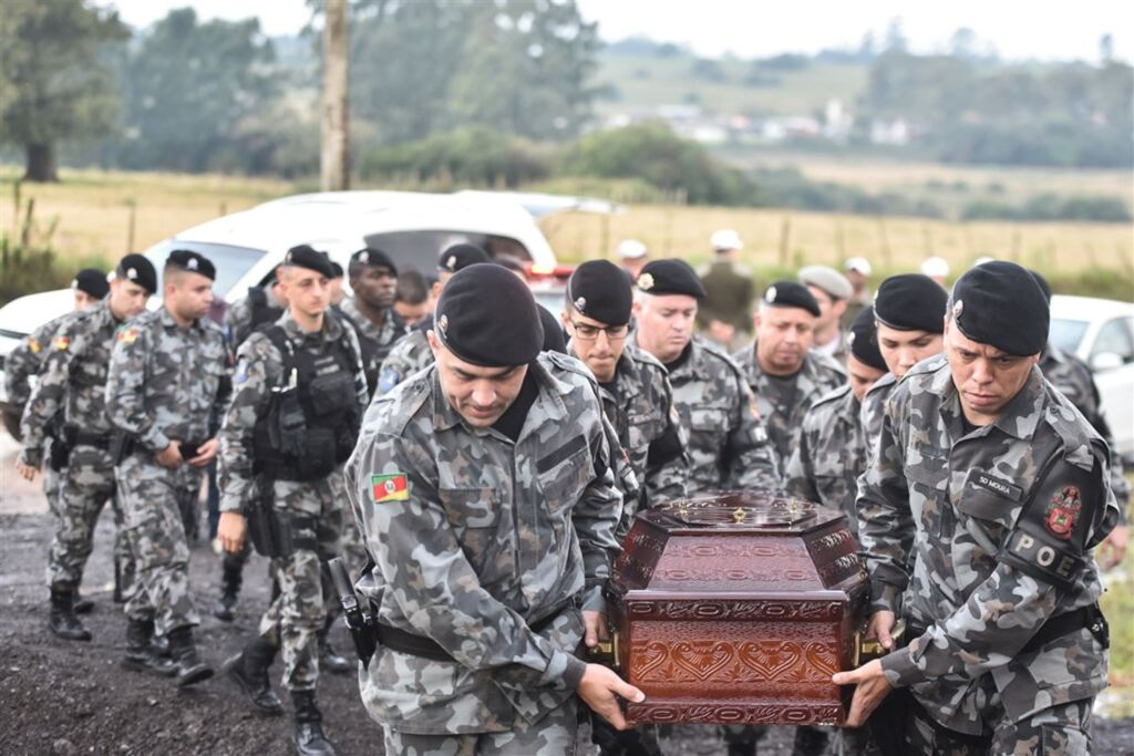 VÍDEOS: homenagens marcam velório e enterro de PM morto na Capital