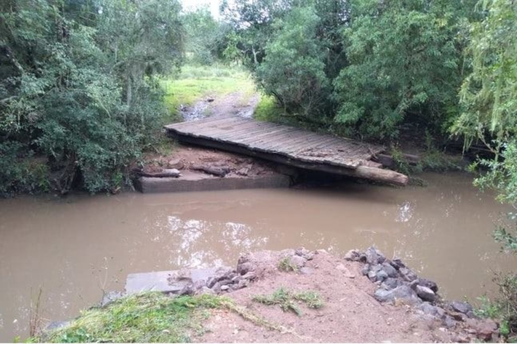 FOTOS: estradas e pontes são interditadas após chuva em Caçapava do Sul