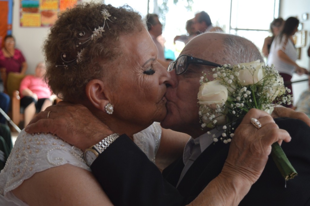 VÍDEO: idosos se casam no lar onde se conheceram e começaram a namorar