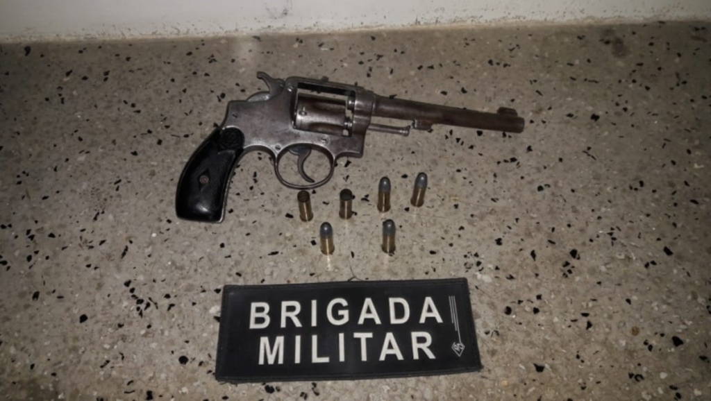 Jovem é preso após atirar com revólver contra viatura da polícia em Caçapava do Sul