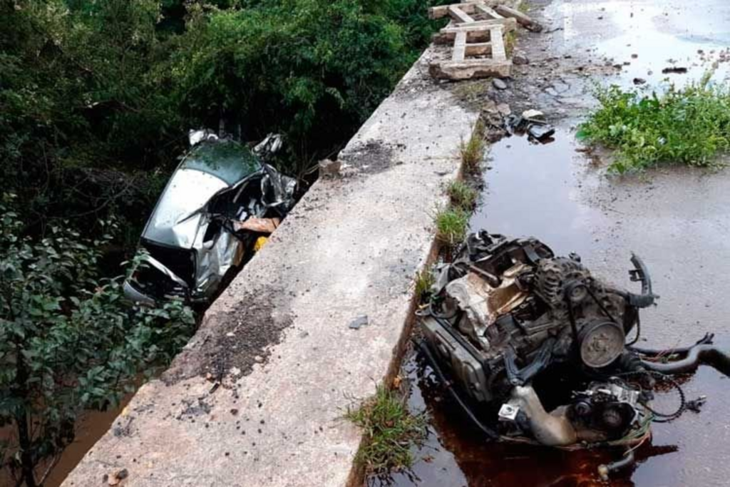Carro cai de ponte na BR-290, e jovem morre em acidente