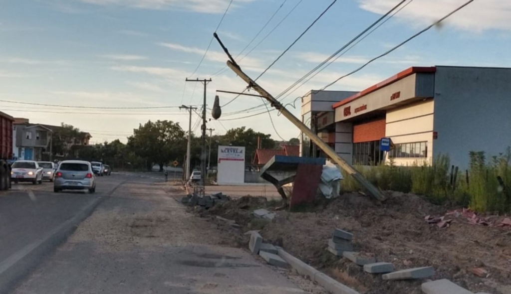 Motorista sem CNH bate contra poste e ponto de ônibus em Caçapava do Sul