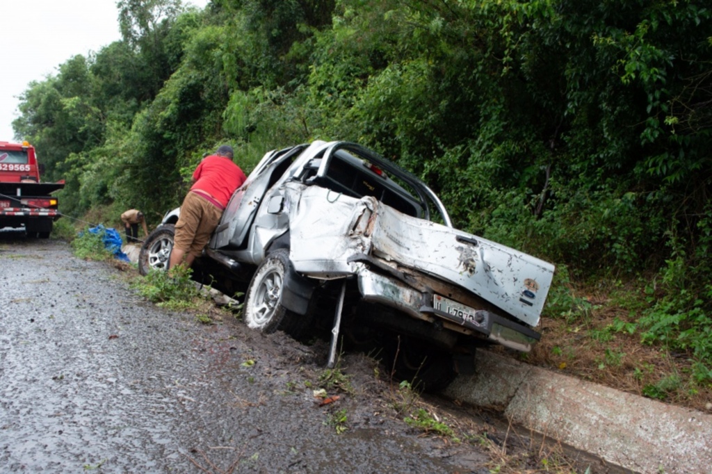 Família se envolve em acidente de trânsito após veículo aquaplanar em Caçapava do Sul