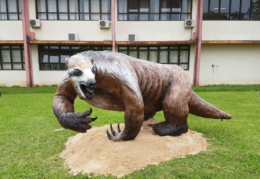 Campus da Unipampa de Caçapava recebe escultura de bicho preguiça gigante