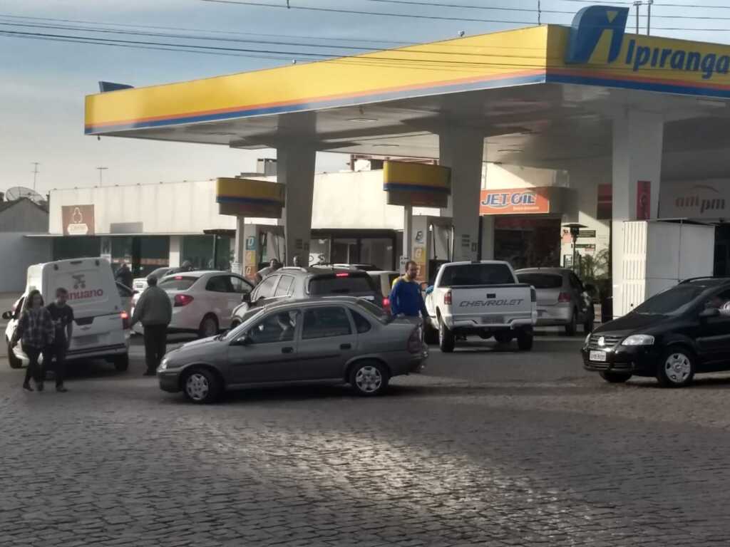 Foto: Marcelo Marques (Divulgação) - Fila nos postos de Caçapava do Sul para abastecimento devido à greve dos caminhoneiros