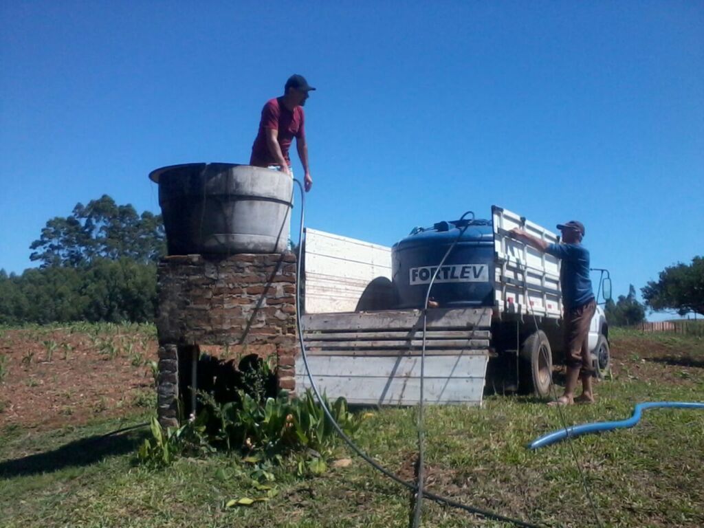 Foto: Prefeitura de Caçapava do Sul (Divulgação) - Caminhão-pipa improvisado leva água para moradores do Alto da Meia Légua