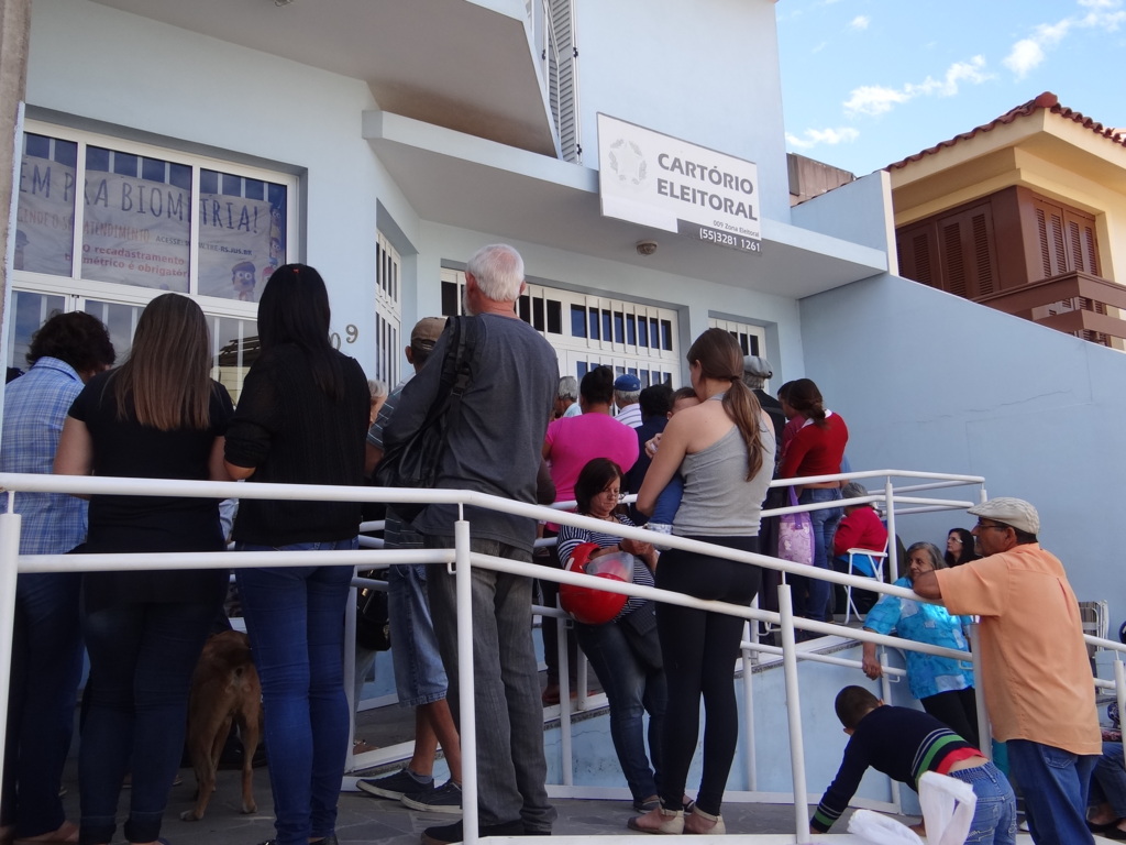 Eleitores ficam mais de 30 horas em fila no cartório eleitoral em Caçapava do Sul