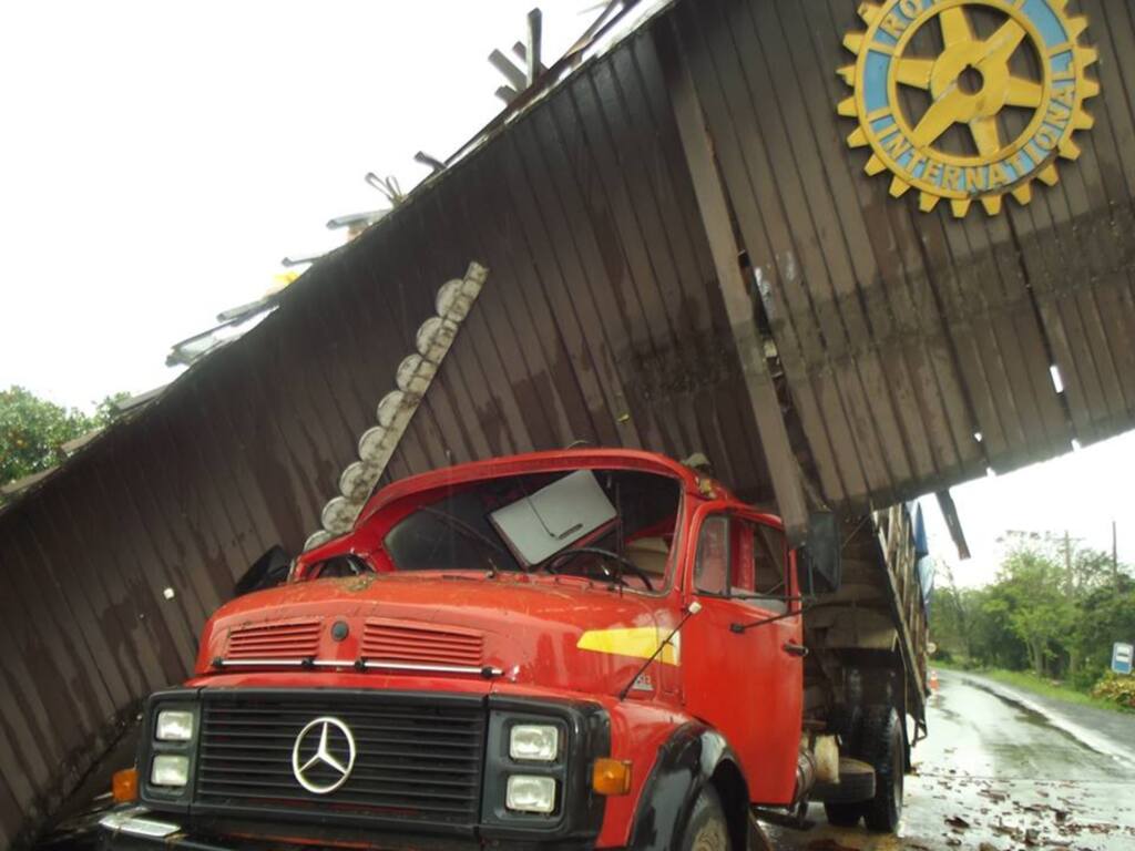 Pórtico de acesso a Agudo é destruído por um caminhão