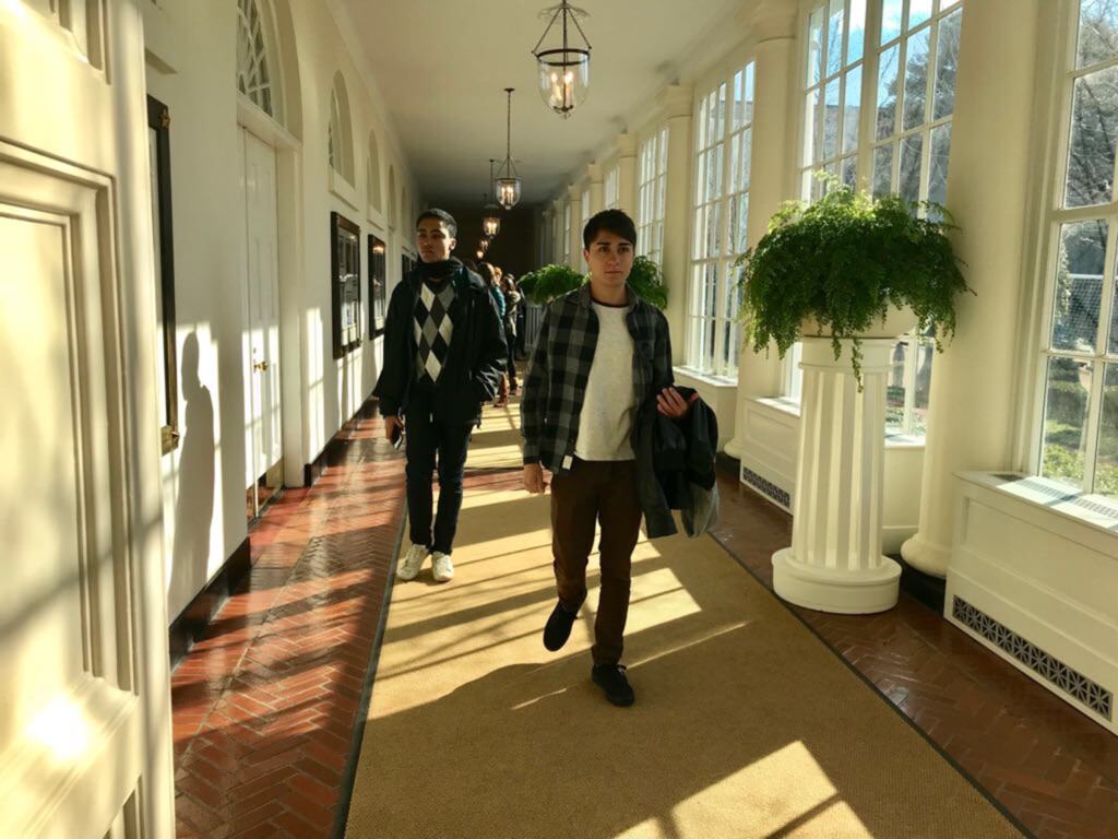 Foto: Arquivo Pessoal - Ricardo caminha num dos corredores da Casa Branca, a sede do governo norte-americano