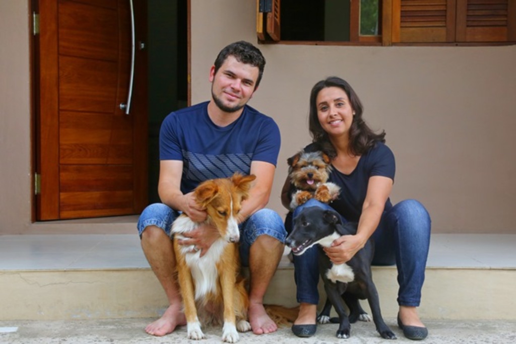 Foto: Pedro Piegas (Diário) - Tutores de Fred (no colo), o casal Jordane e Fabiane adotou os pets Xuxa (à esq.) e Hadu
