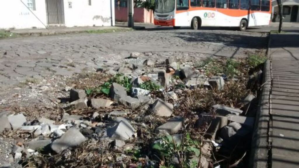 Pedras soltas na Rua Coronel Niederauer incomodam moradores