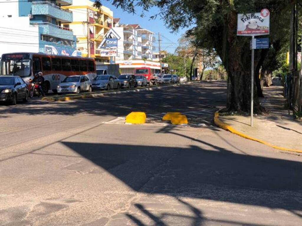Blocos de cimento na Avenida Medianeira gera incômodo para motoristas