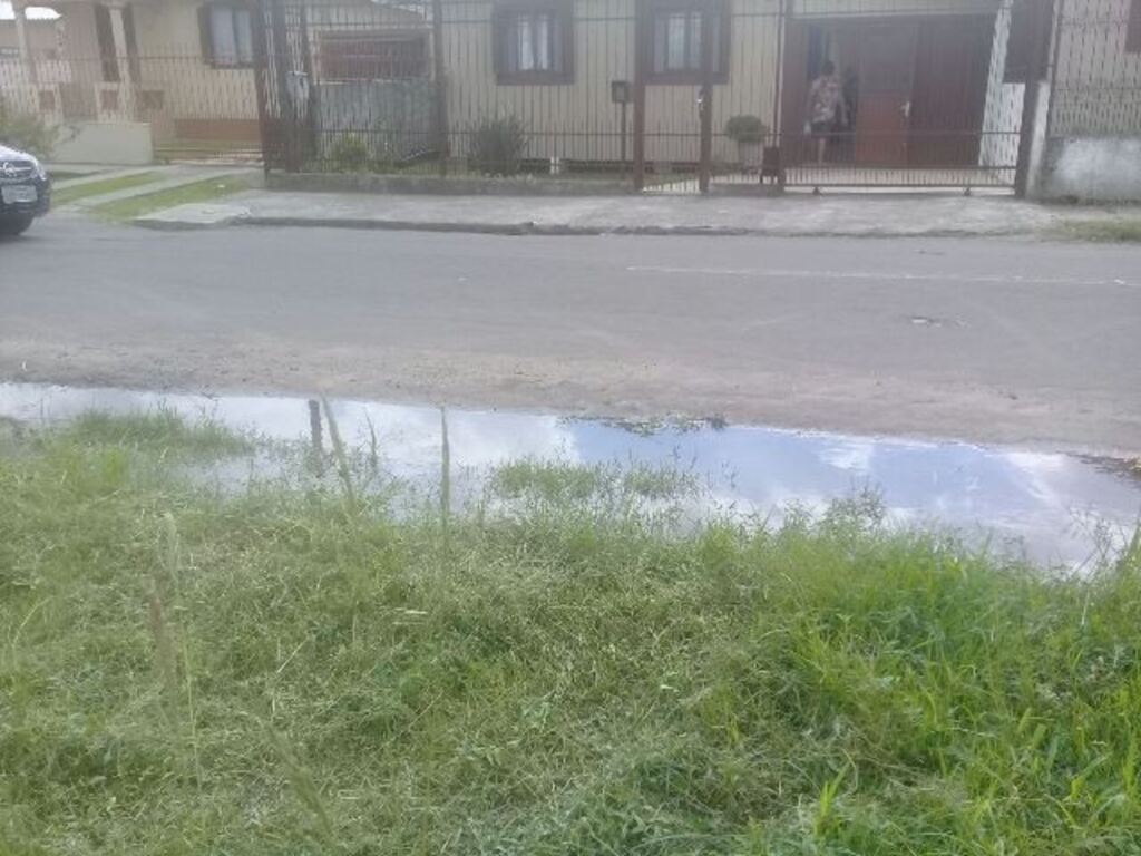 Moradores da Rua Augusto Ribas aguardam solução para vazamento