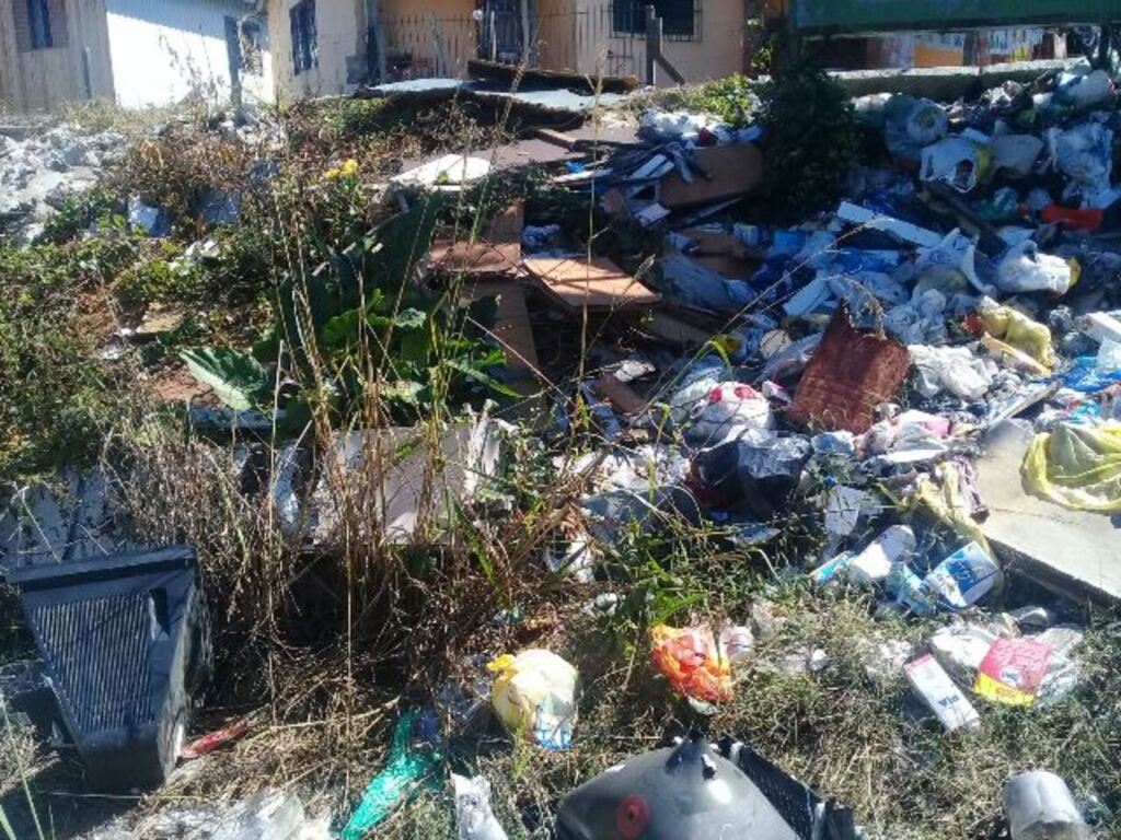 Lixo acumulado em terreno do Bairro João Goulart irrita moradores