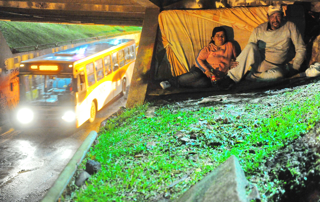 Foto: Renan Mattos (Diário) - Irene e Sidnei passam as noites debaixo do Viaduto Evandro Behr