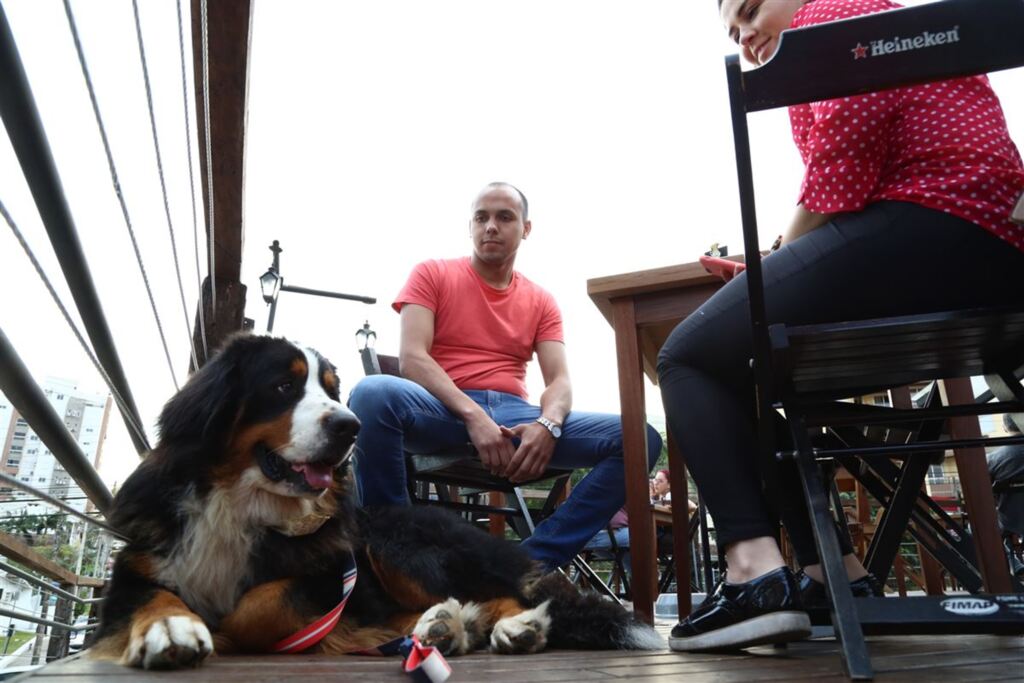 Foto: Charles Guerra (Diário) - HAPPY HOUR: Leonardo aproveita espaço pet friendly em bar para curtir o fim de tarde com Angus, seu cão de estimação