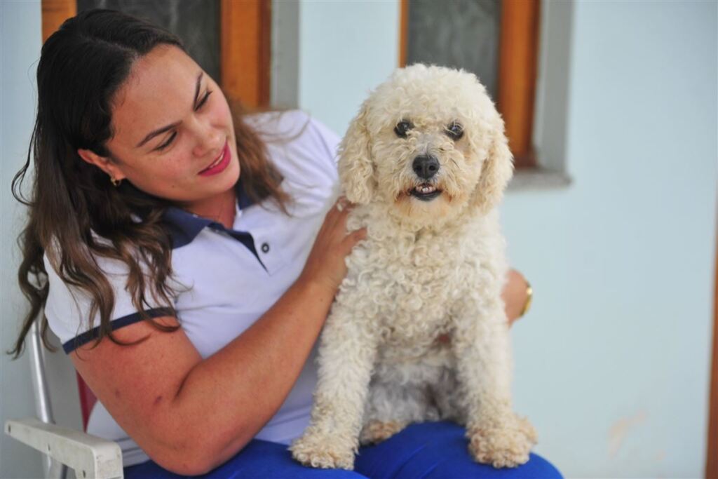 Fotos: Gabriel Haesbaert - Sabrina se assustou quando recebeu o diagnóstico de que a cachorrinha Pity estava com câncer