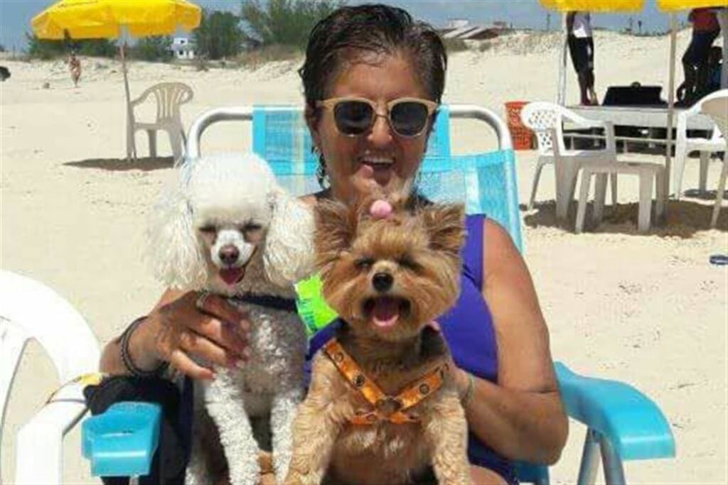 Arquivo pessoal - A médica Mara Abelin não abre mão de levar os pets à praia