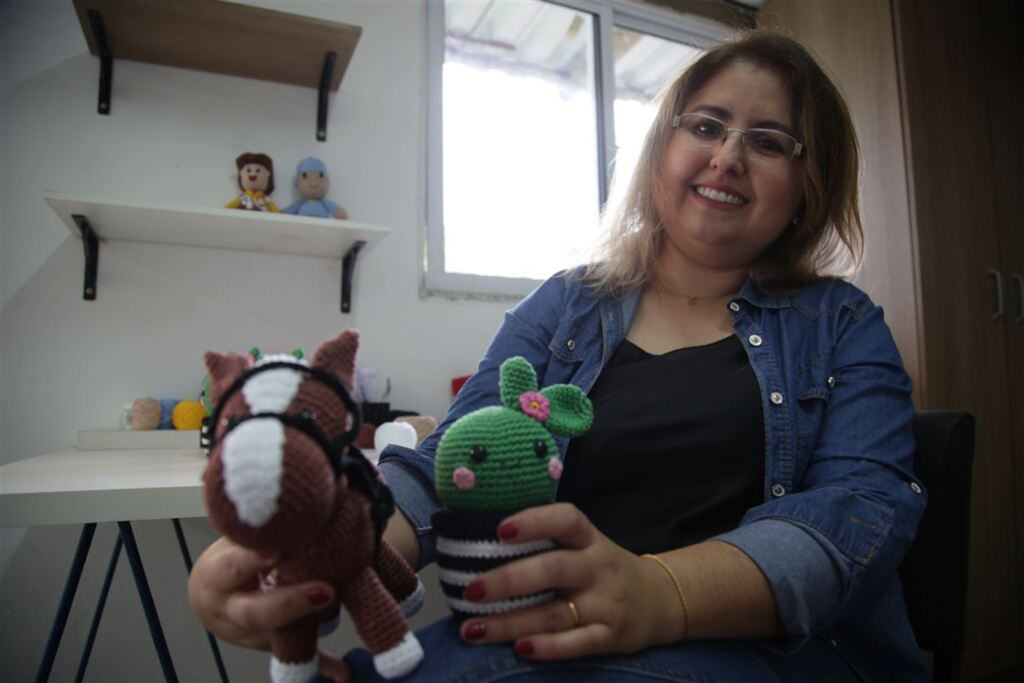 VÍDEO: após ficar desempregada, empresária começou a fazer bonecos de crochê