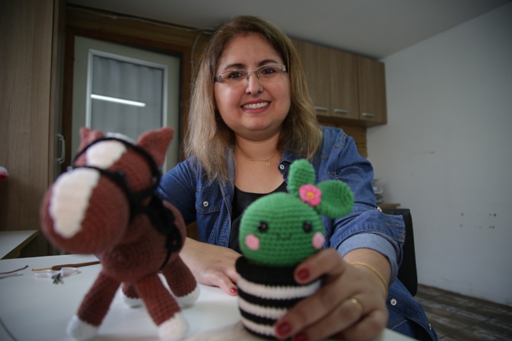 VÍDEO: após ficar desempregada, empresária começou a fazer bonecos de crochê