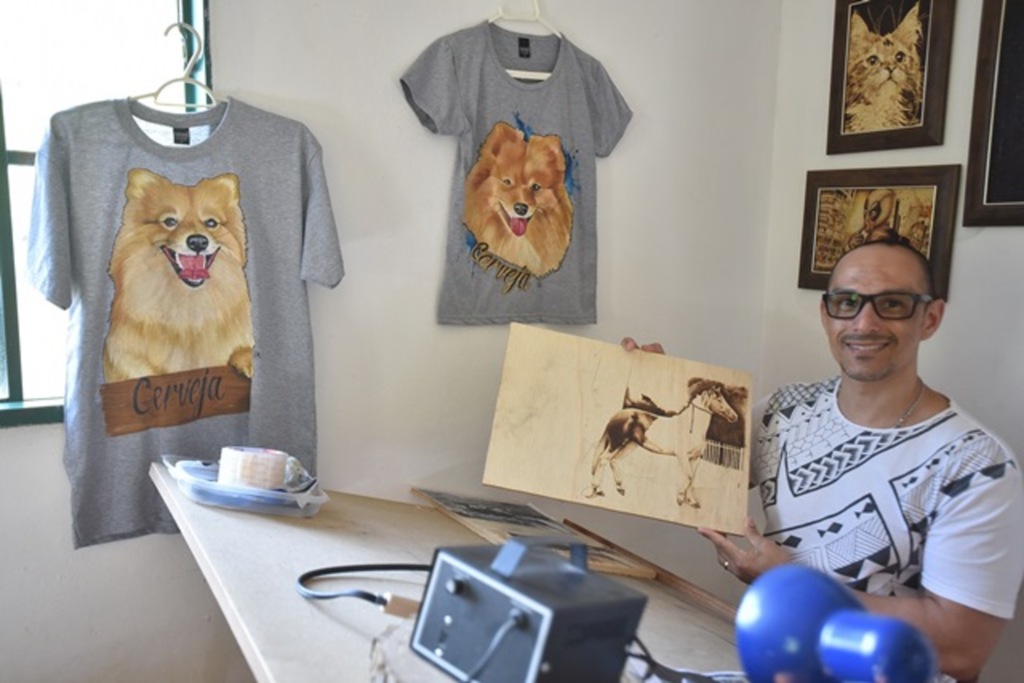 Artista de Santa Maria vende obras personalizadas e faz sucesso na internet