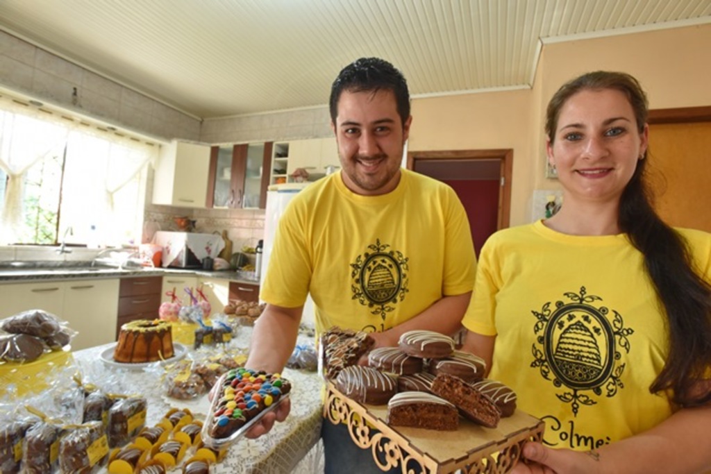 Fotos: Gabriel Haesbaert (Diário) - Bruno e Tatiana apostaram em delícias como bolos, pés de moleque e pães de mel como uma fonte de renda para a família