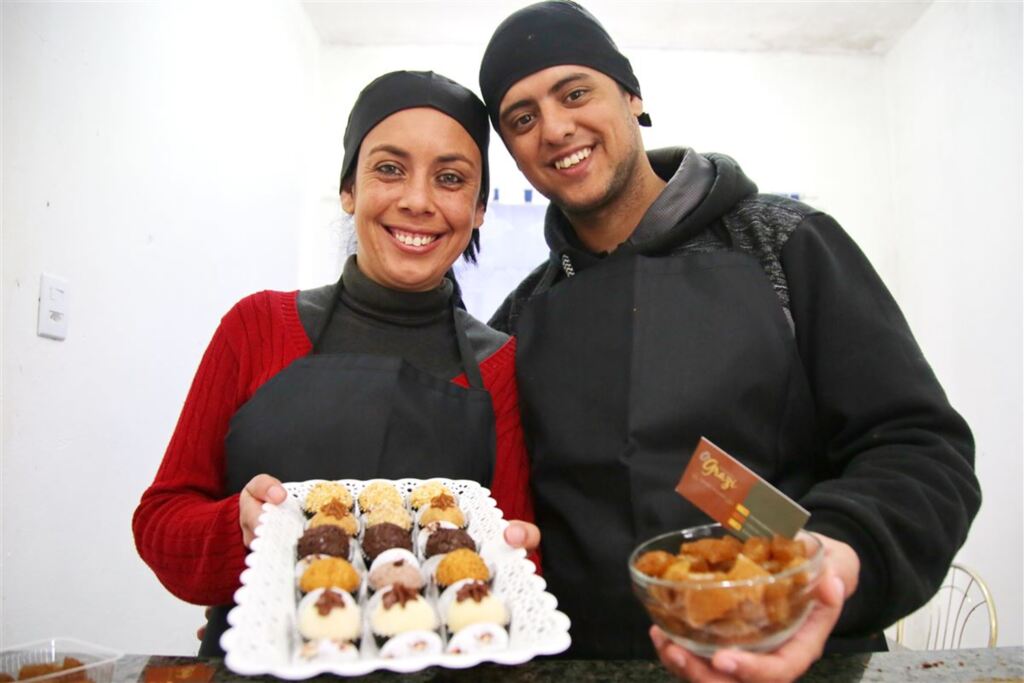 Fotos: Renan Mattos - com a mão no doce: Grazi contou com a ajuda do marido, Rafael, que também virou confeiteiro