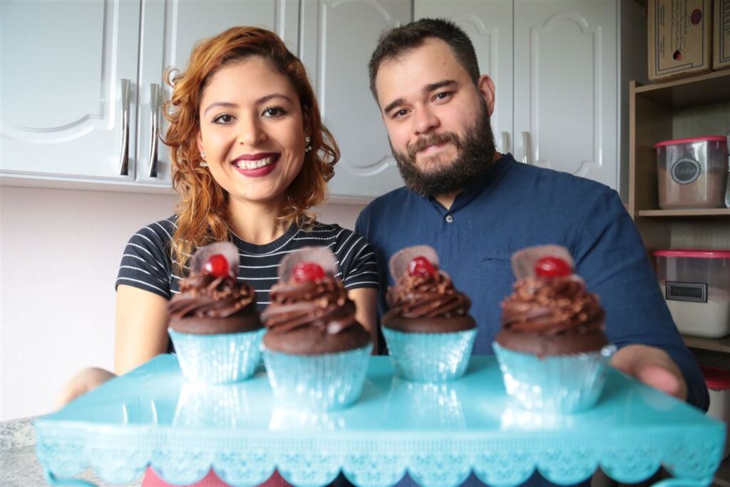 Fotos: Ronald Mendes (Especial) - Marisa e Lucas trabalham com muito carinho na confecção de delícias como esse cupcake de chocolate