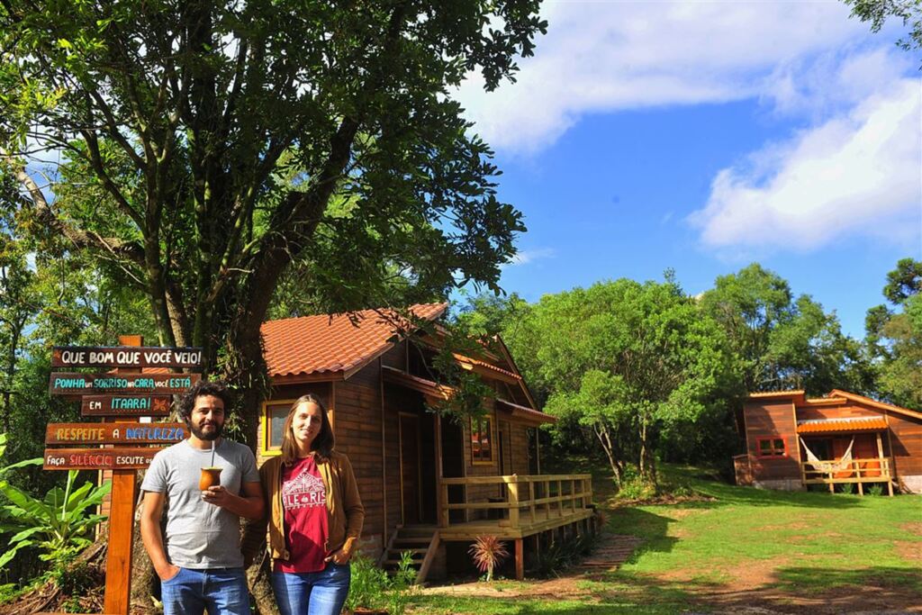 Casal de artistas investe em pousada com cabanas em Itaara