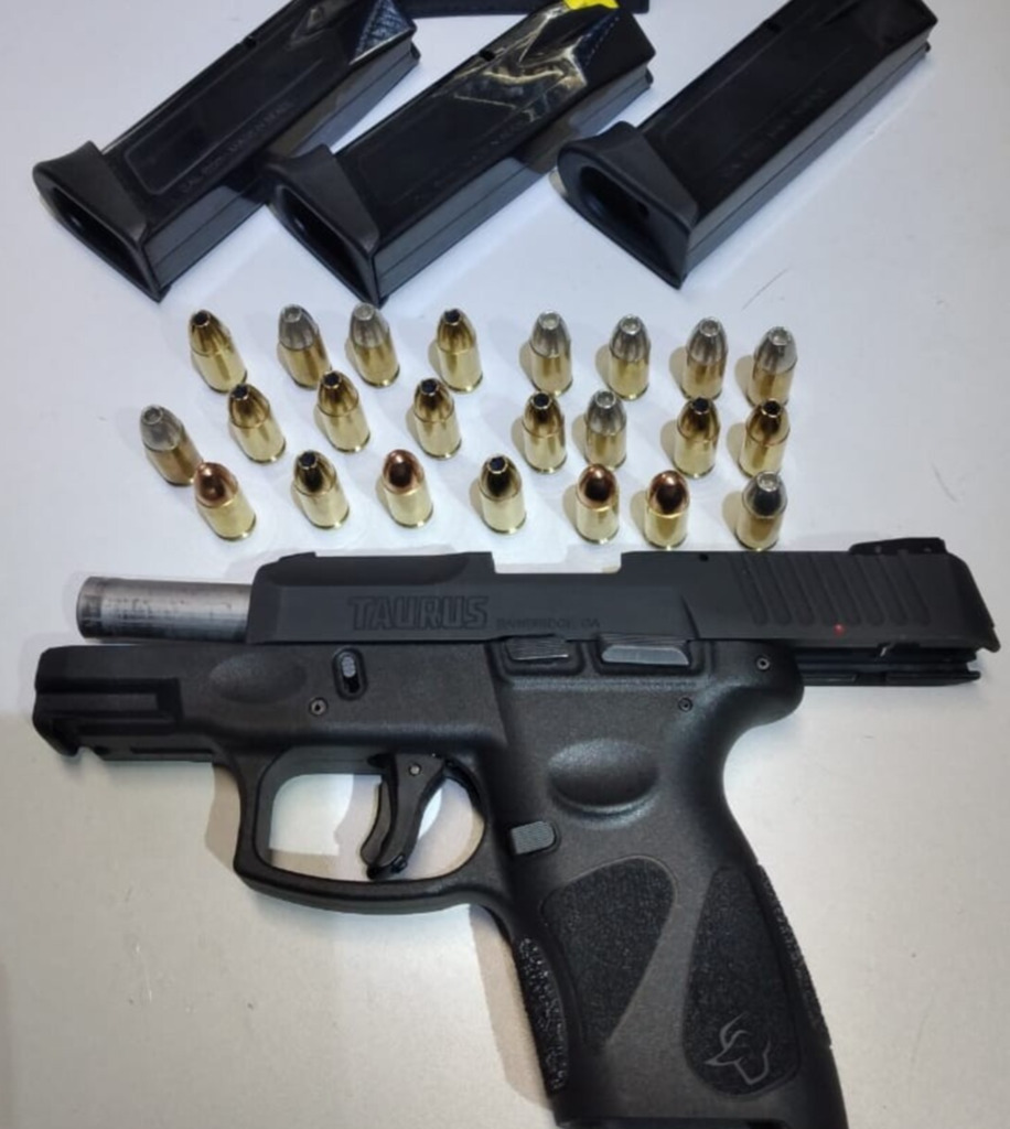 Homem que desferiu tiro contra veículo teve a pistola apreendida