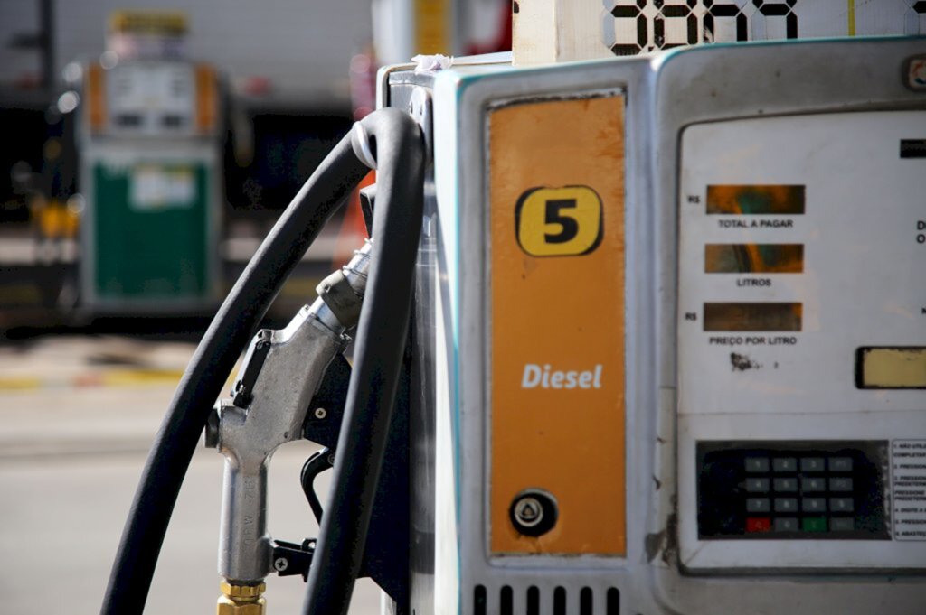 título imagem Gasolina não vai faltar, mas fornecimento de diesel preocupa