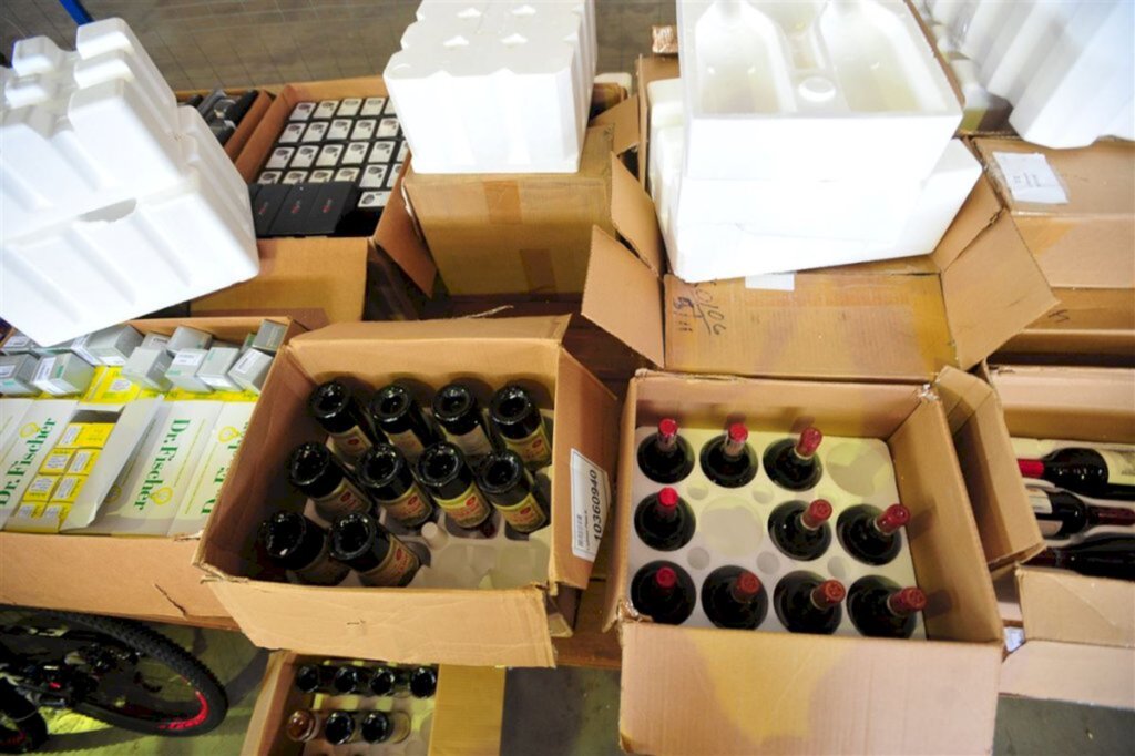 Receita Federal vai leiloar 30 mil litros de bebidas, roupas e veículos