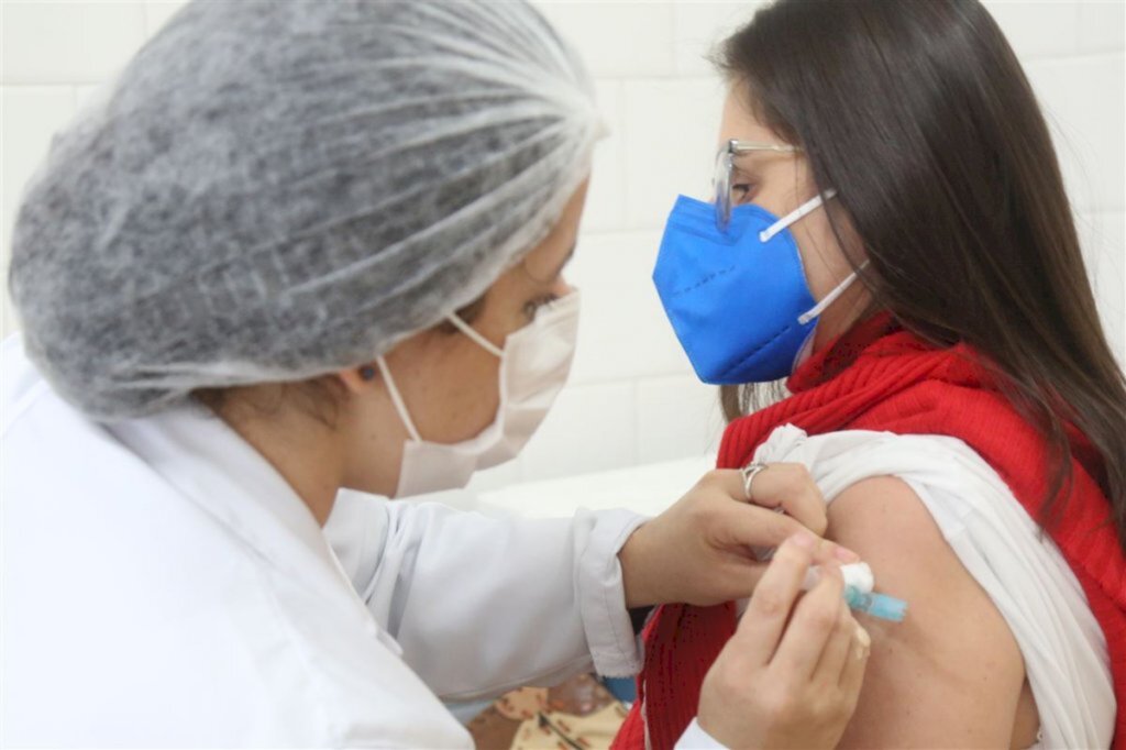 título imagem Vacinação contra a gripe para novos grupos tem movimento tranquilo em Santa Maria
