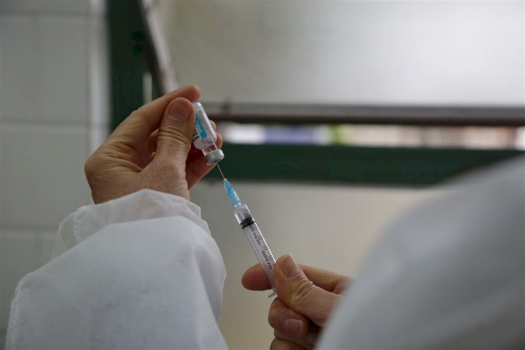 Vacinação contra Covid-19 segue nesta sexta-feira com ações de segunda dose