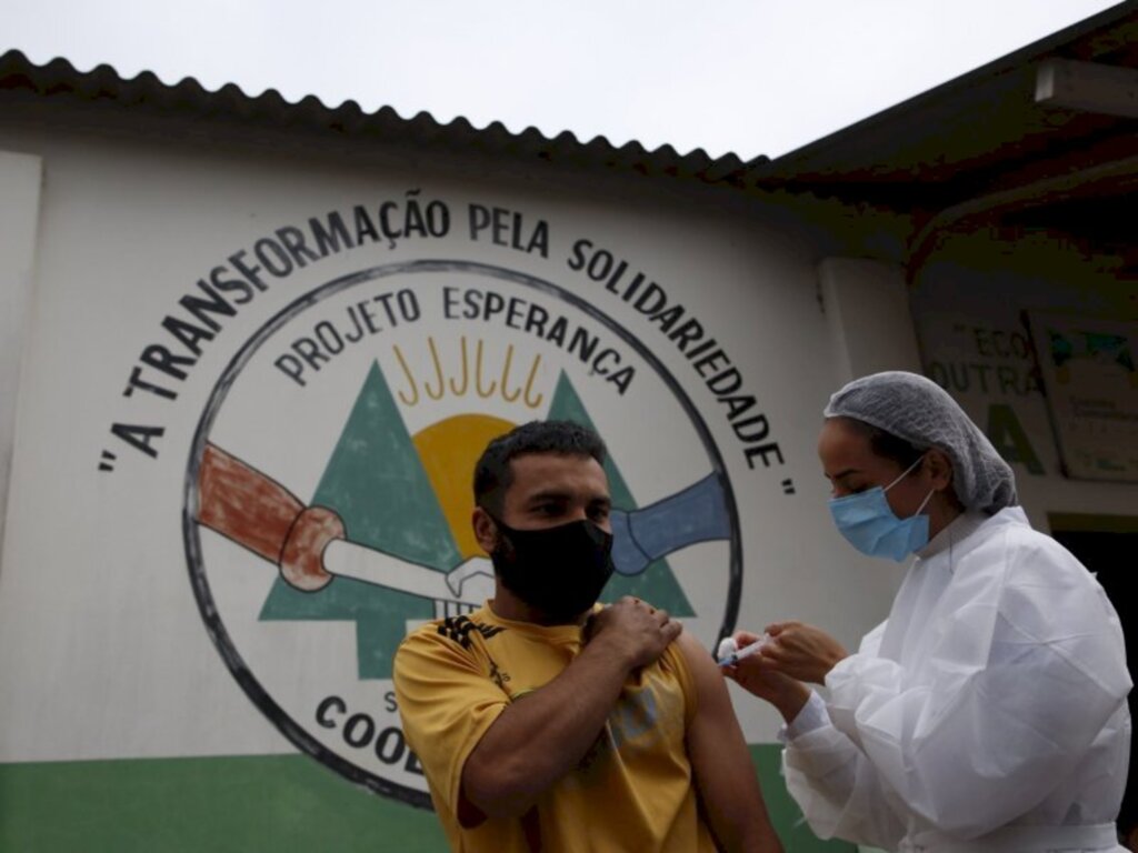 Trabalhadores do manejo de resíduos são vacinados em Santa Maria