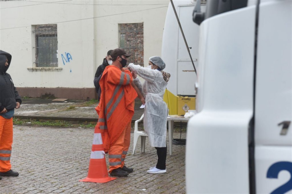 título imagem VÍDEO: trabalhadores da limpeza urbana são vacinados contra a Covid-19