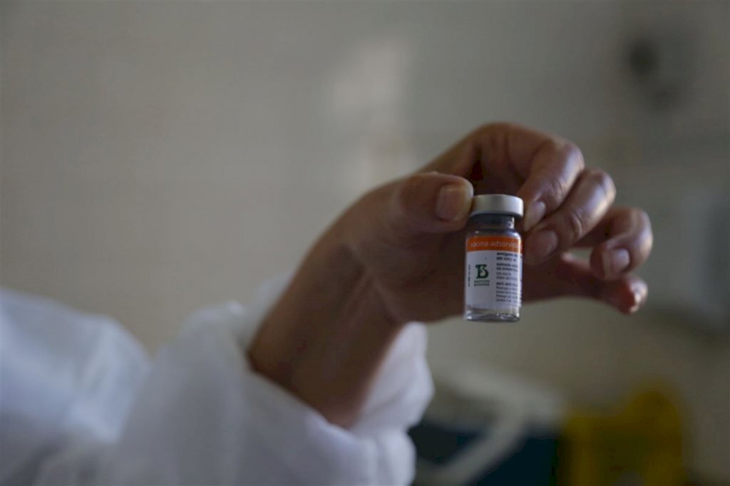 Idosa recebe três doses de vacina contra a Covid-19 em São Francisco de Assis