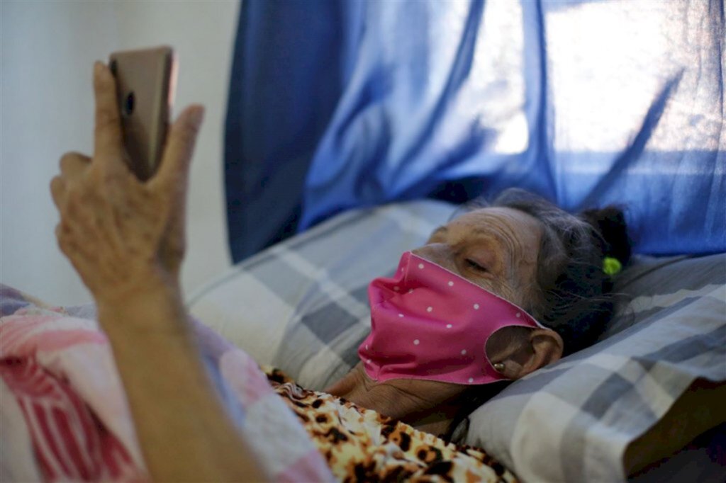 VÍDEO: paciente que ficou à espera de leito de UTI por 12 dias se recupera em casa
